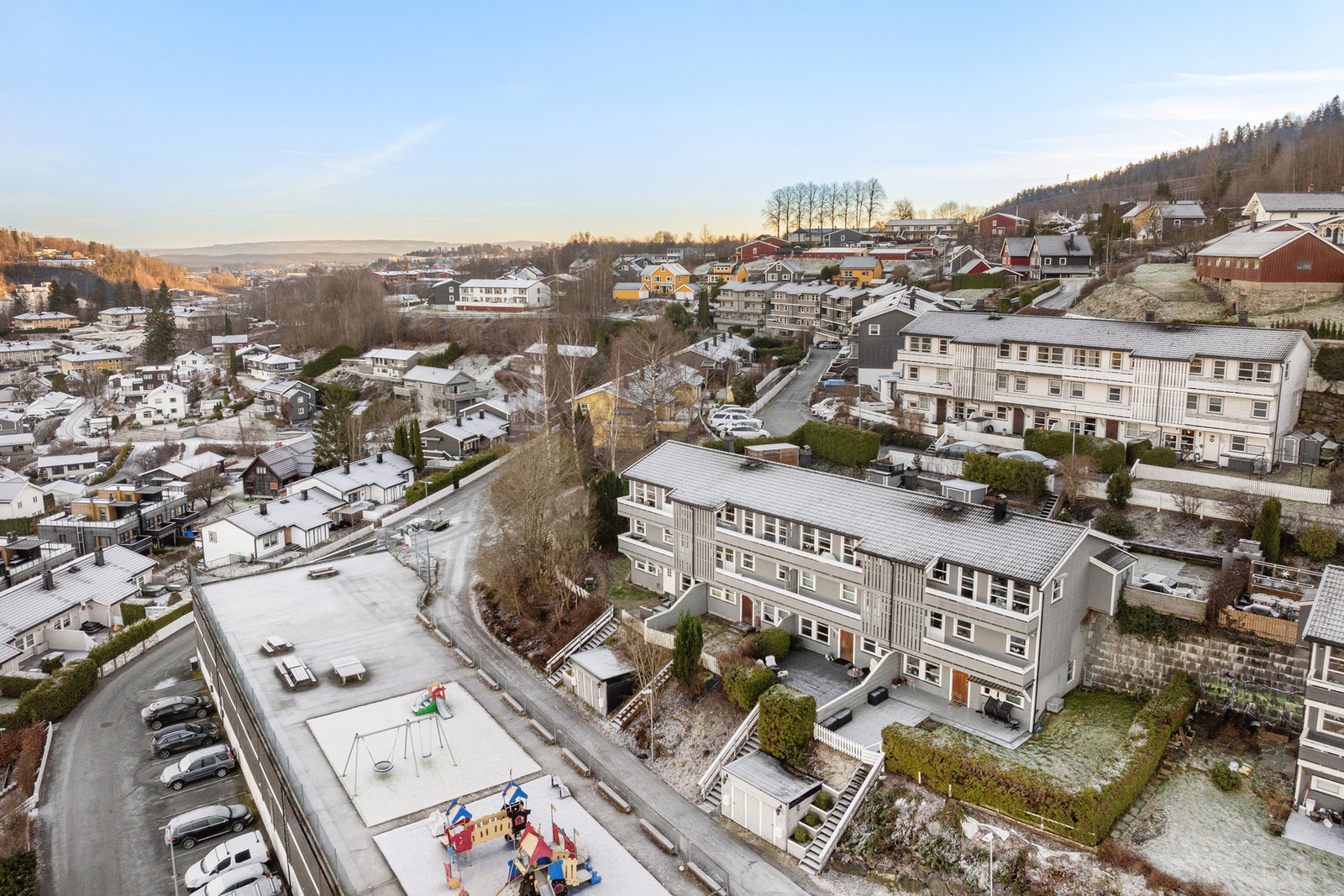 Området er kjent for et godt bomiljø og svært gode oppvekstsvilkår i trygge omgivelser med nærhet til lekeplasser, barnehager og skoler. Galleribilde