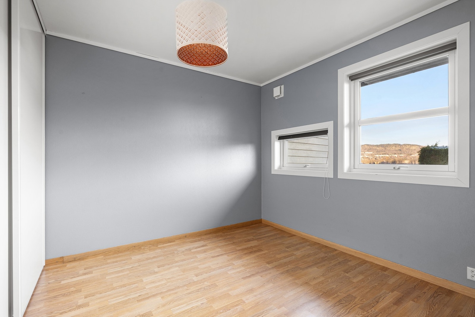 Soverommet er romslig med god plass til dobbeltseng, nattbord og klesoppbevaring i skyvedørsgarderoben. Galleribilde