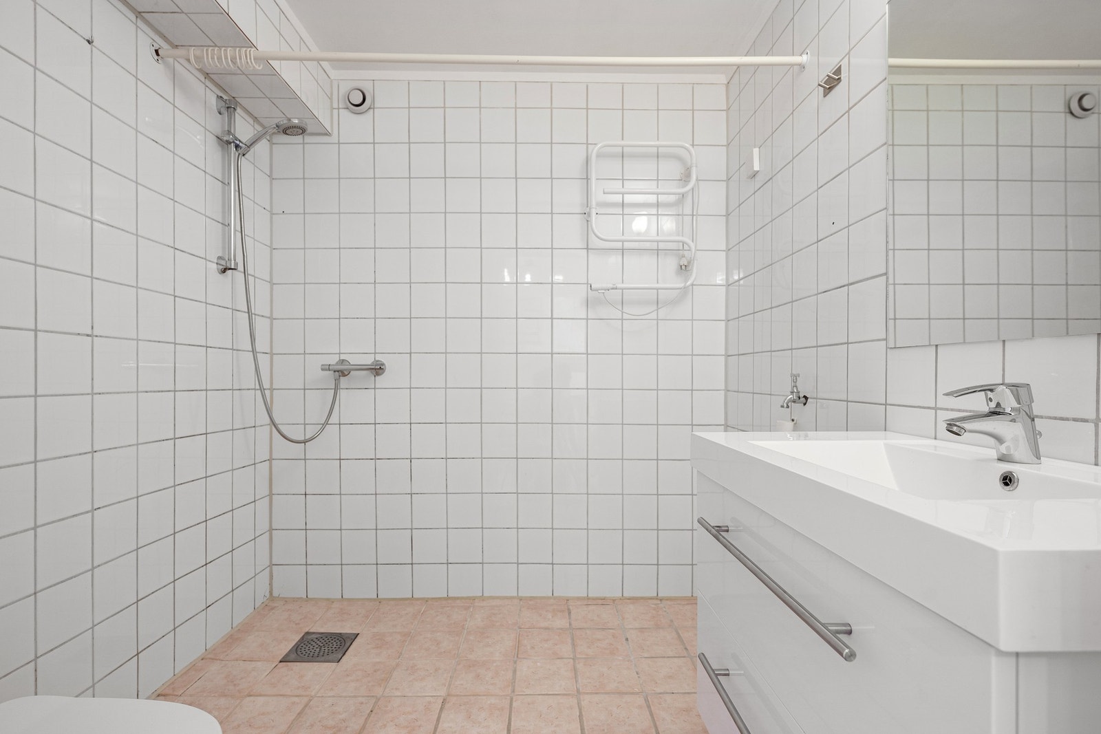 Badet er helfliset og utstyrt med varmekabler. Galleribilde