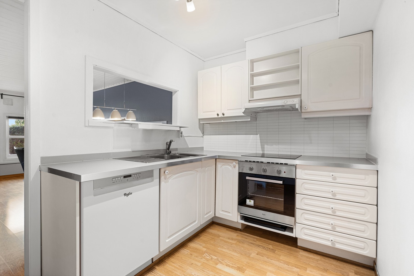 Kjøkkenet ble oppgradert med benkeplater og profilerte fronter samt oppvaskkum, armatur og hvitevarer omkring 2015. Galleribilde