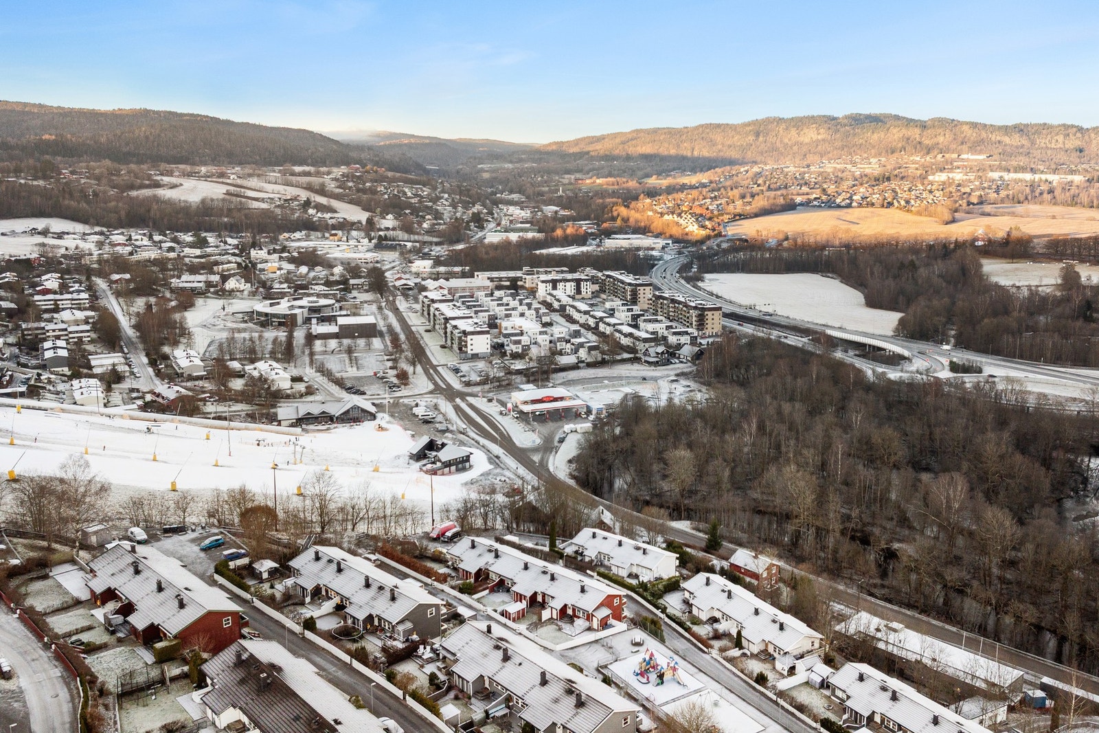 Det er gangavstand til Vøyenenga senter, bussholdeplass og marka. Galleribilde