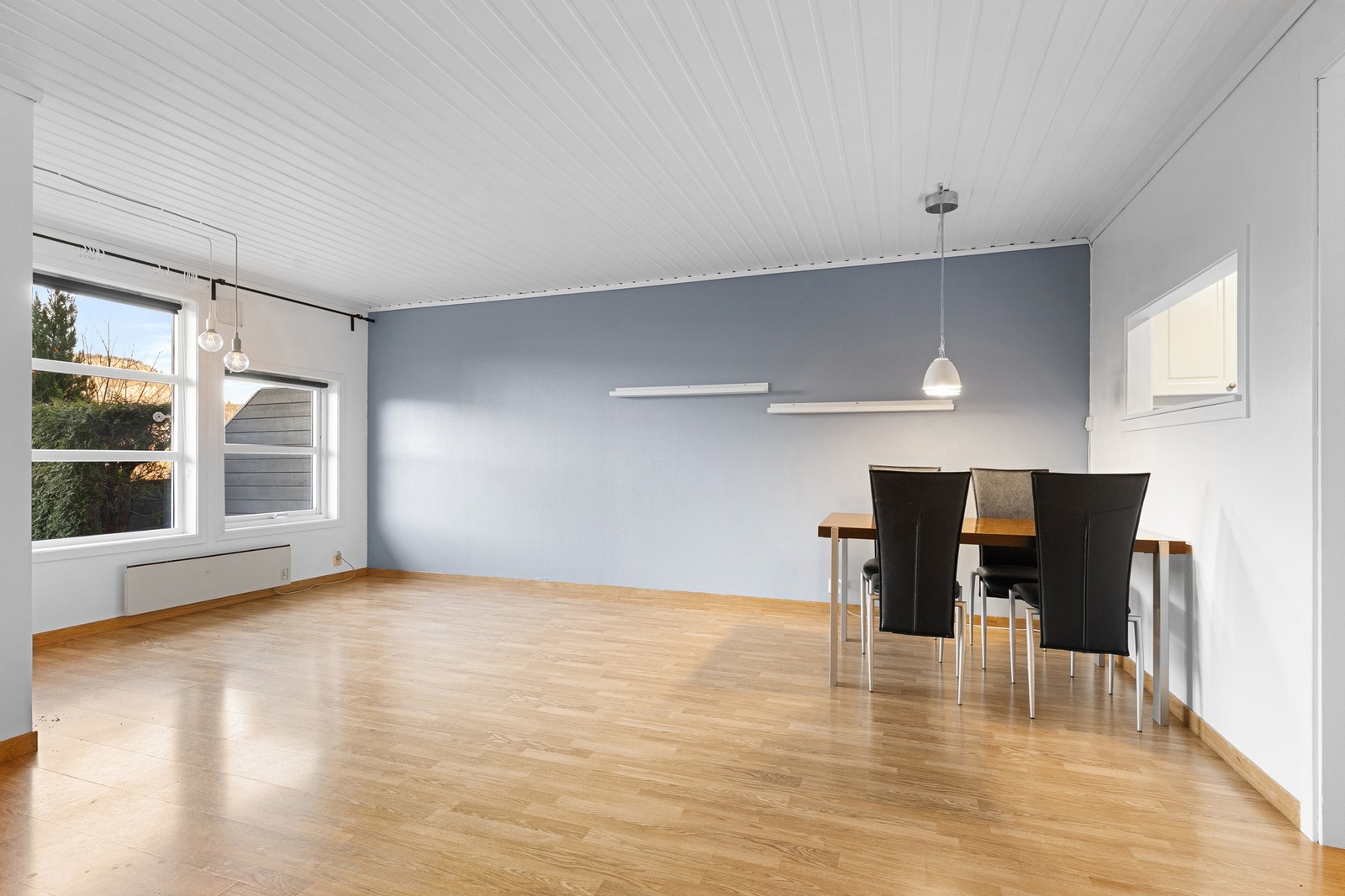 Stuen er av god størrelse med god plass til spisebord, sofakrok og tv-møblement. Galleribilde