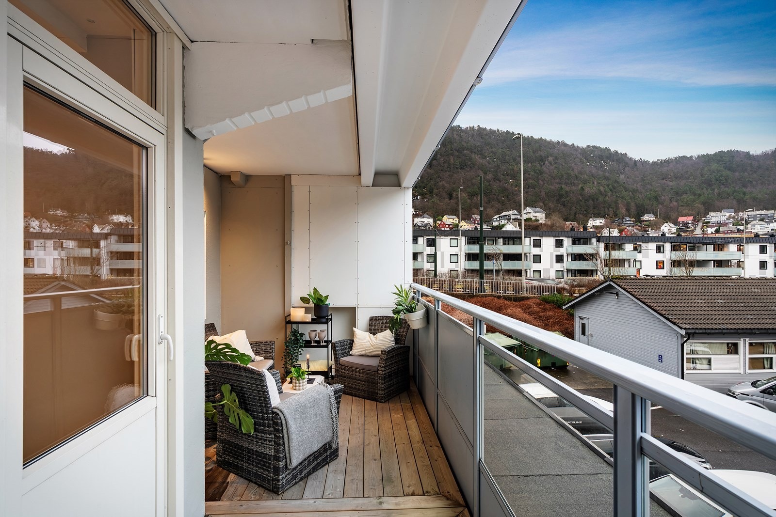 - Altanen måler 12,9 m² og har flott utsikt over nærområdet - Galleribilde