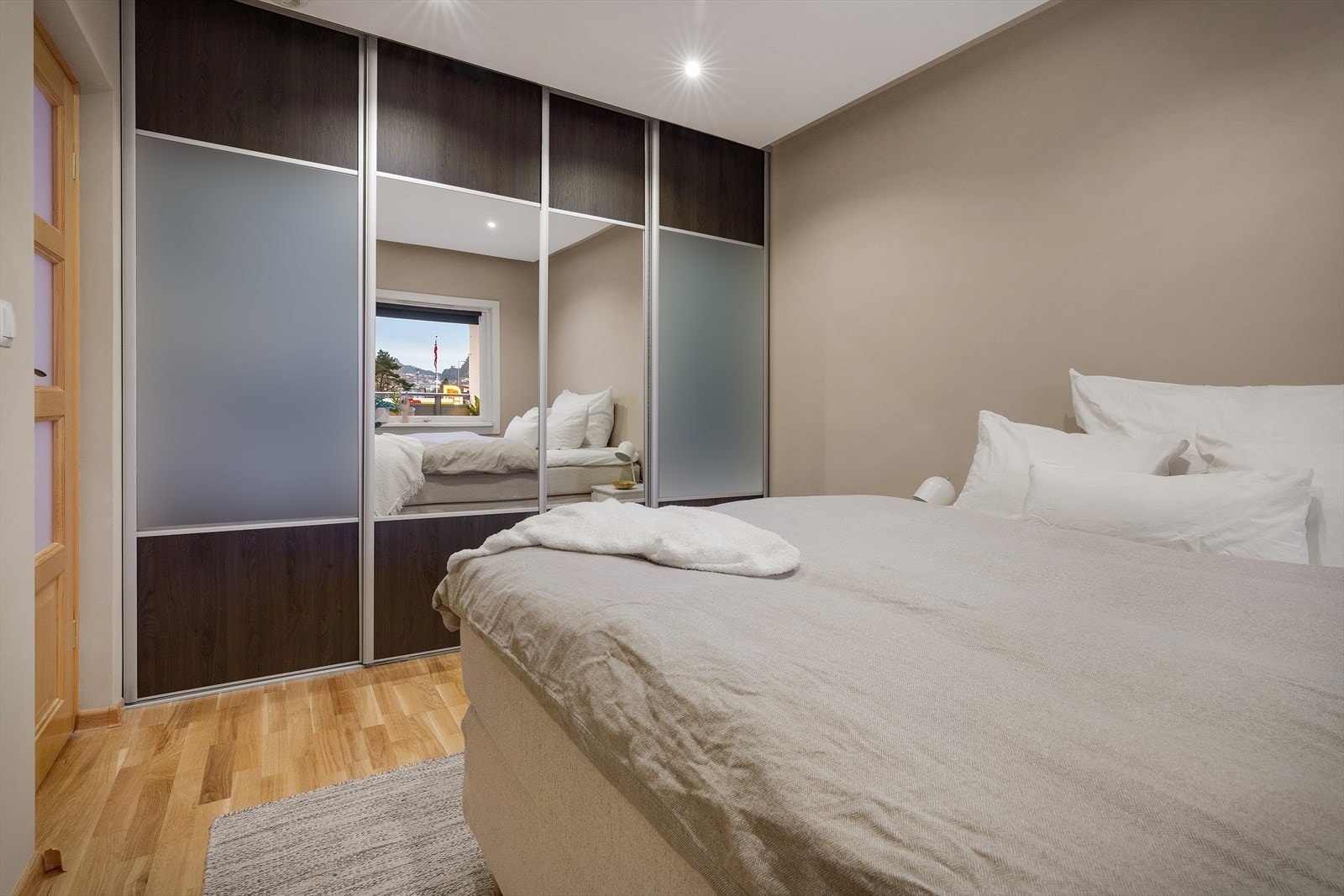 - Med innebygd garderobe løsning, har du god plass til oppbevaring uten at det tar for mye plass til resten av rommet - Galleribilde