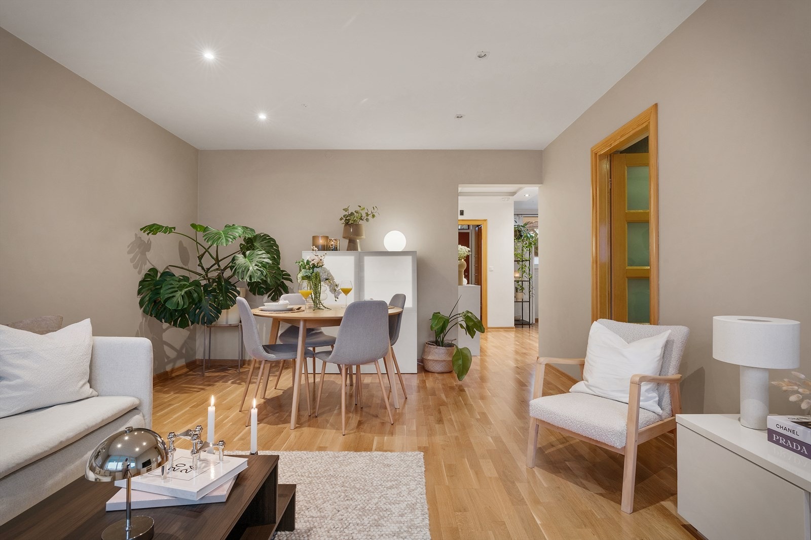 - Leiligheten har et slitesterkt gjennomgående lyst parkett gulv - Galleribilde