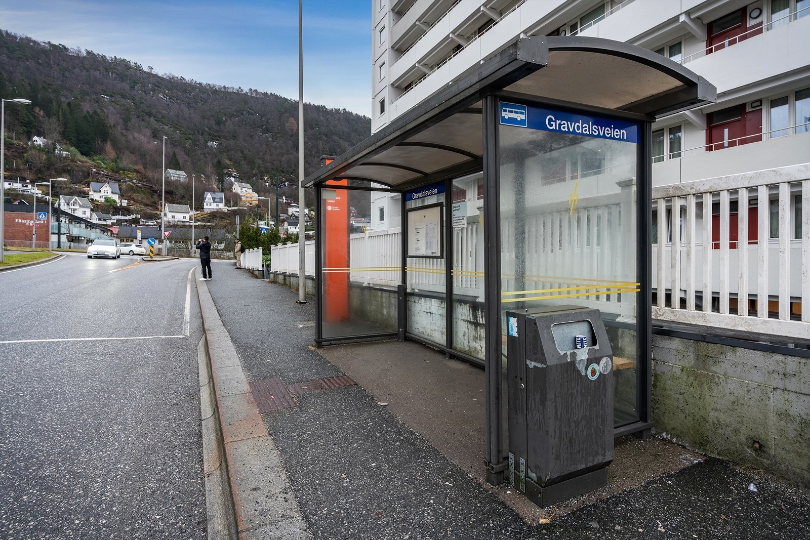 - Fra bussholdeplassen er det kun 2 minutters kjøring til Lyngbø bussholdeplass hvor over 10 ulike linjer går fra - Galleribilde
