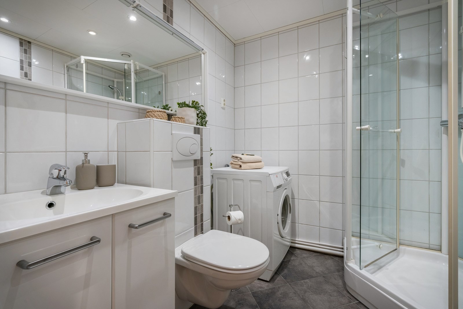 - Det er god plass til vaskemaskin og tørketrommel - Galleribilde