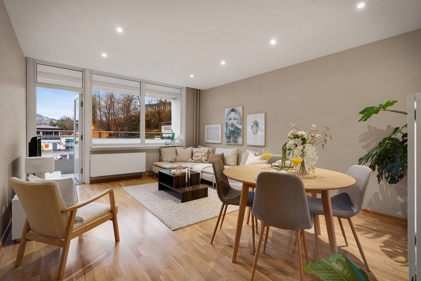 - Leiligheten har et internt bruksareal på 55 m² og inneholder entré, gang/kjøkken, stue, soverom og bad - Galleribilde