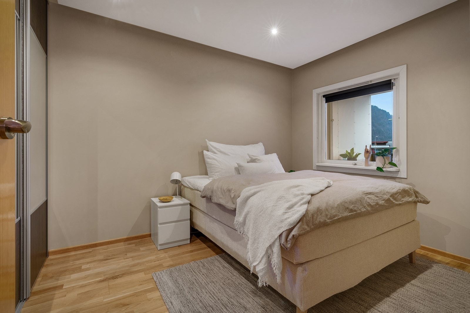 - Soverom av god størrelse som måler 11,4 m² - Galleribilde