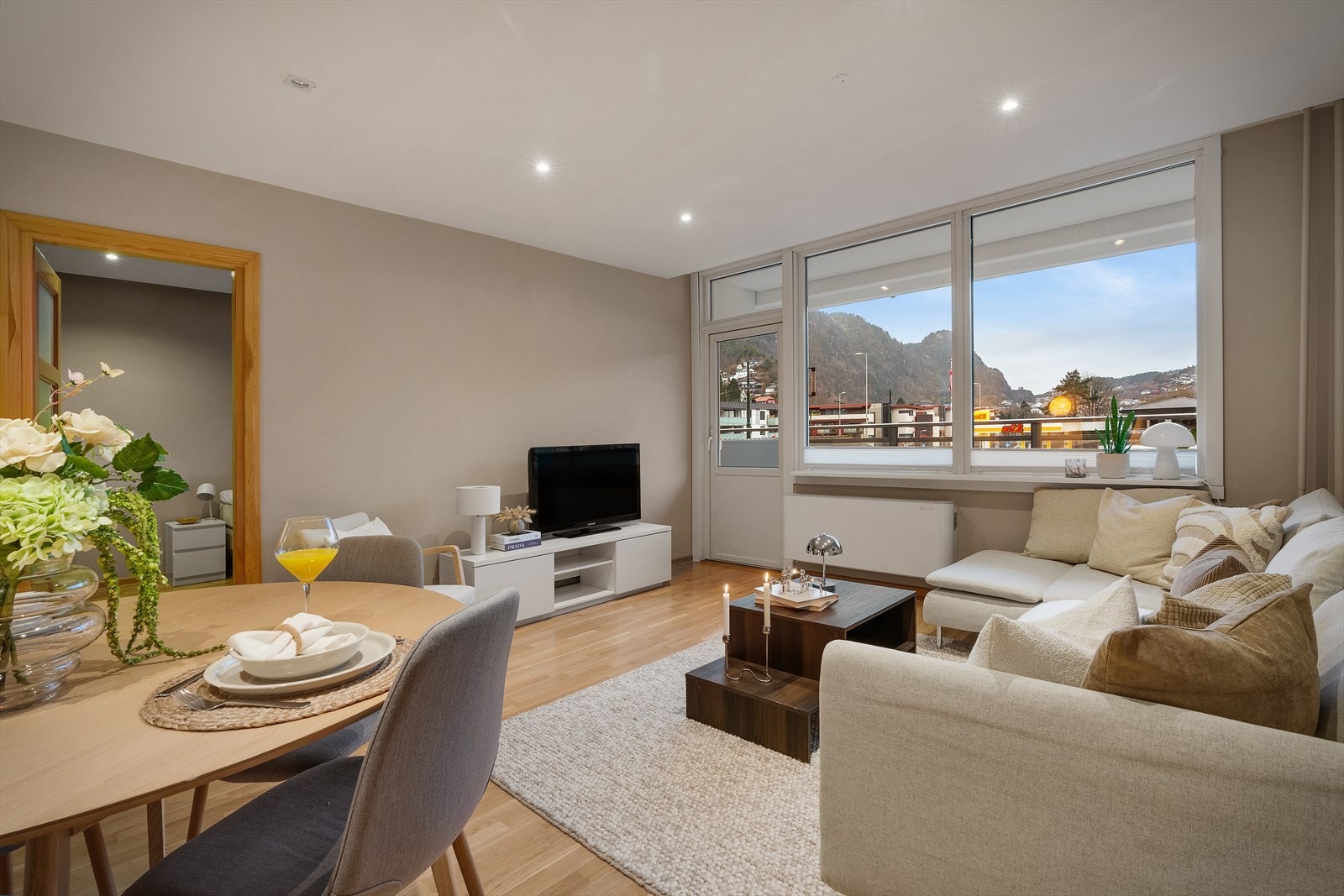 - Boligen varmes opp enkelt og energieffektivt av vannbåren varme med konvektor i stue - Galleribilde