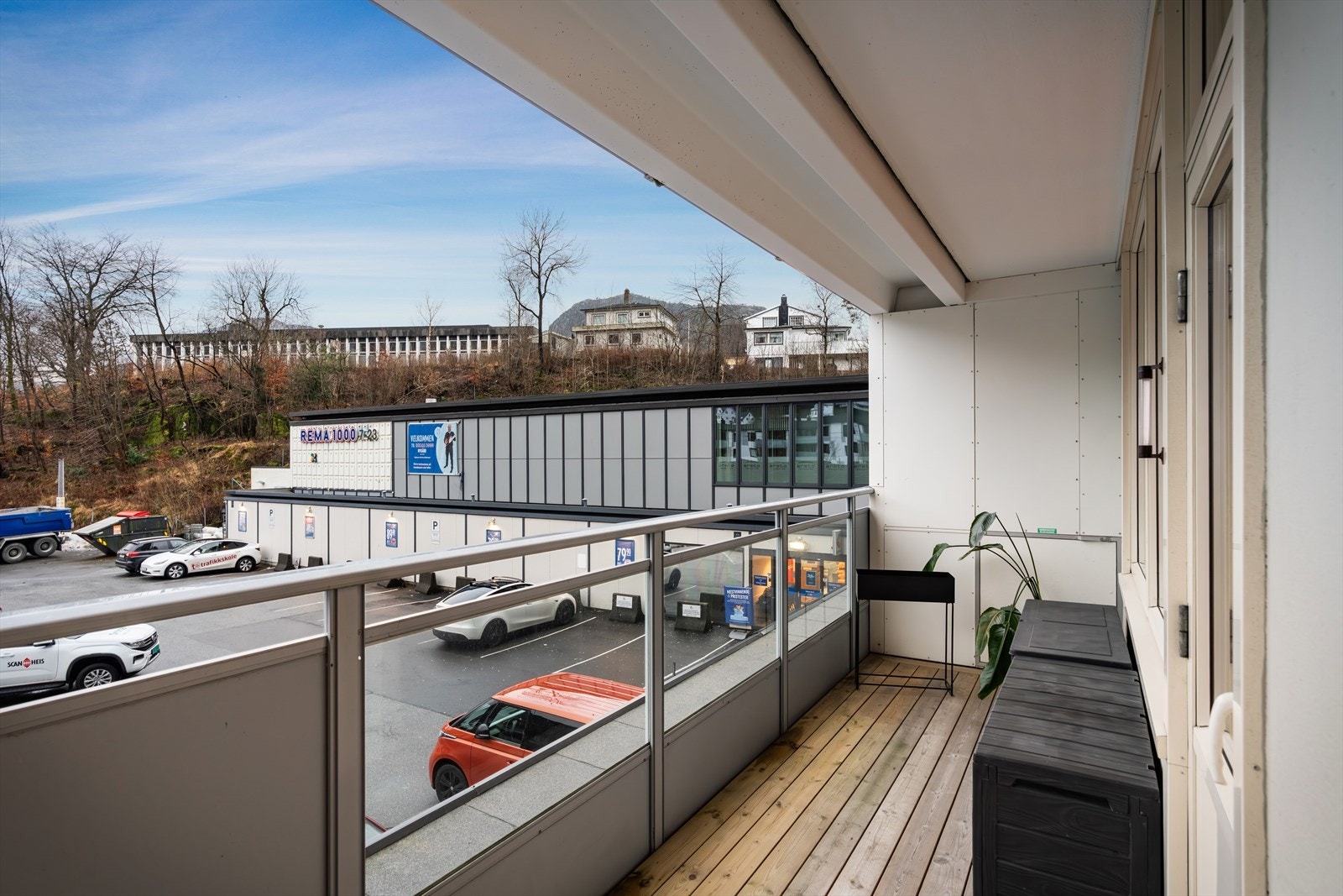 - Balkongen er overbygd som gjør bruksmuligheten enda større, selv på regnværsdager - Galleribilde
