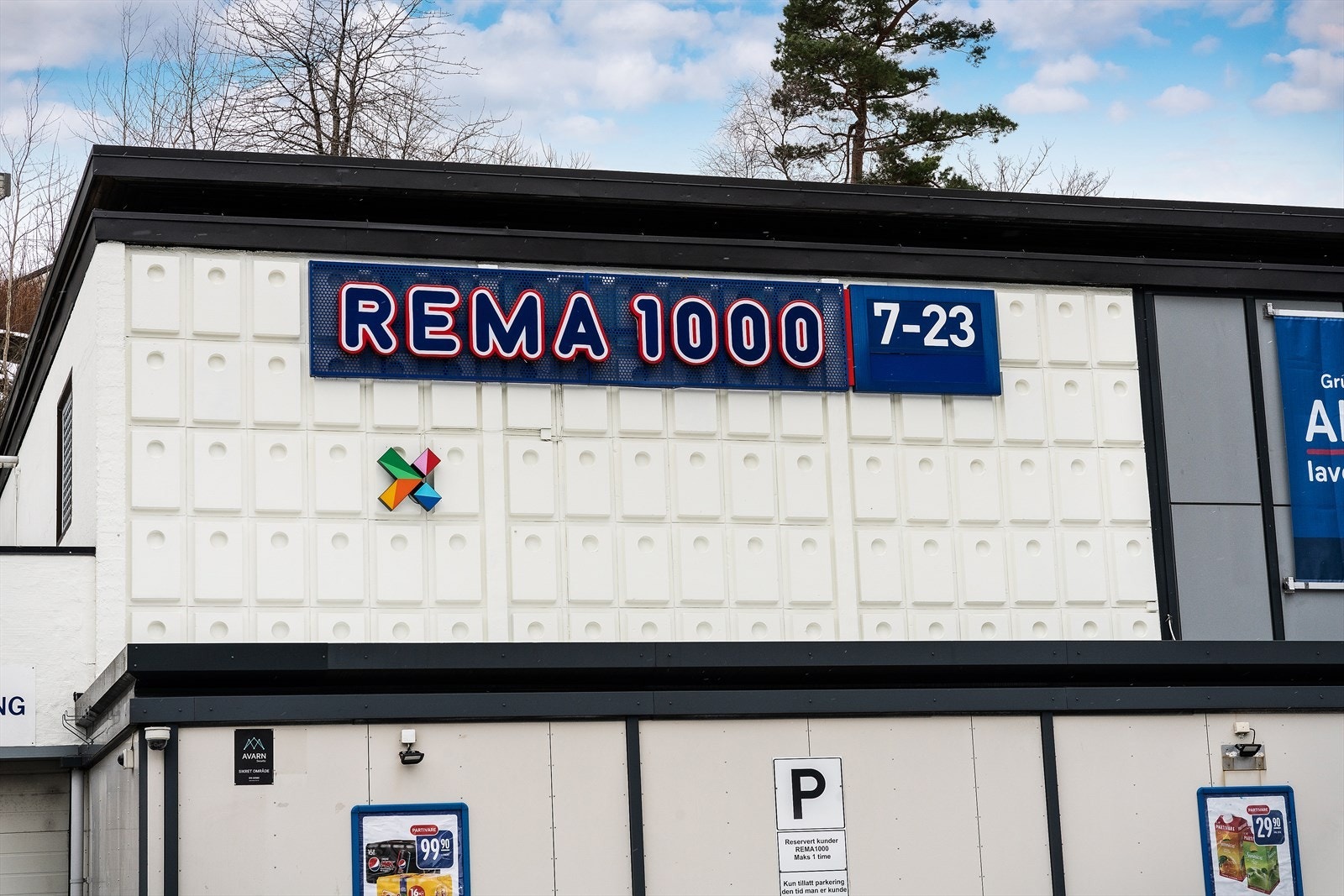 - Luksus med matbutikk rett utenfor blokken, gjør dagligvarehandelen mye enklere - Galleribilde