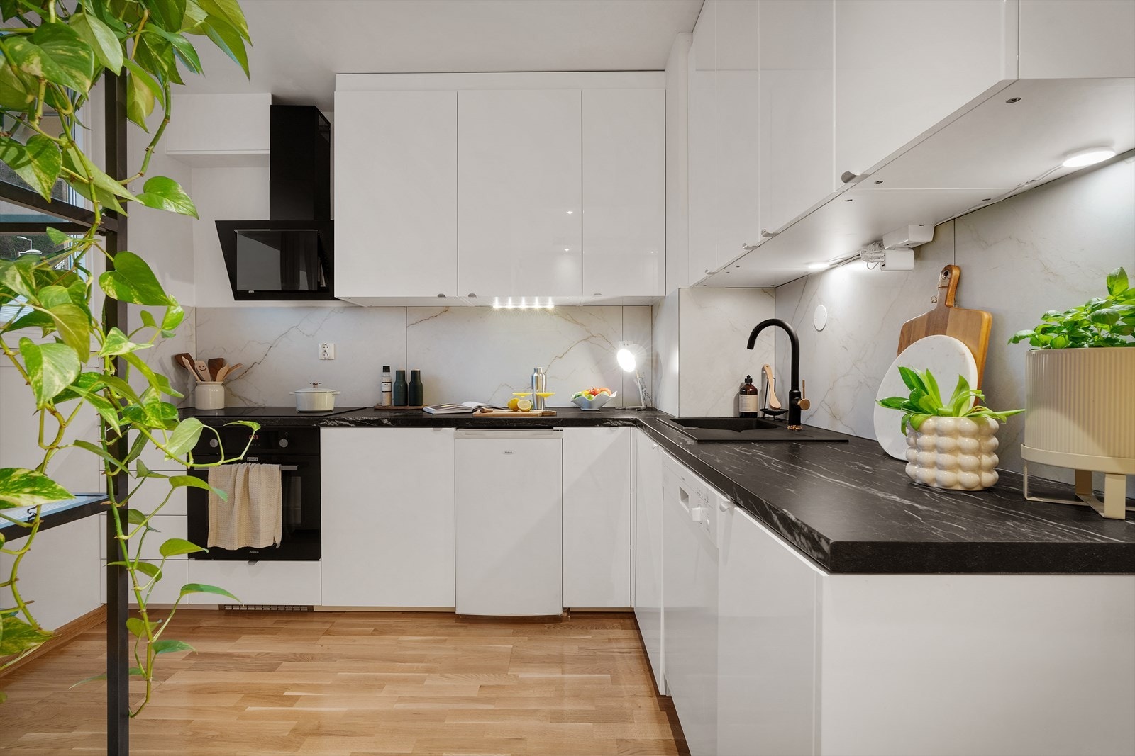 - Lyst og tidløst kjøkken med glatte fronter og benkeplate i laminat - vurdert til tilstandsgrad 1 - Galleribilde