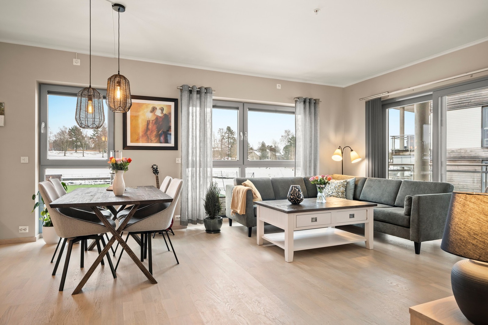 Moderne åpen løsning mellom stue og kjøkken. Galleribilde