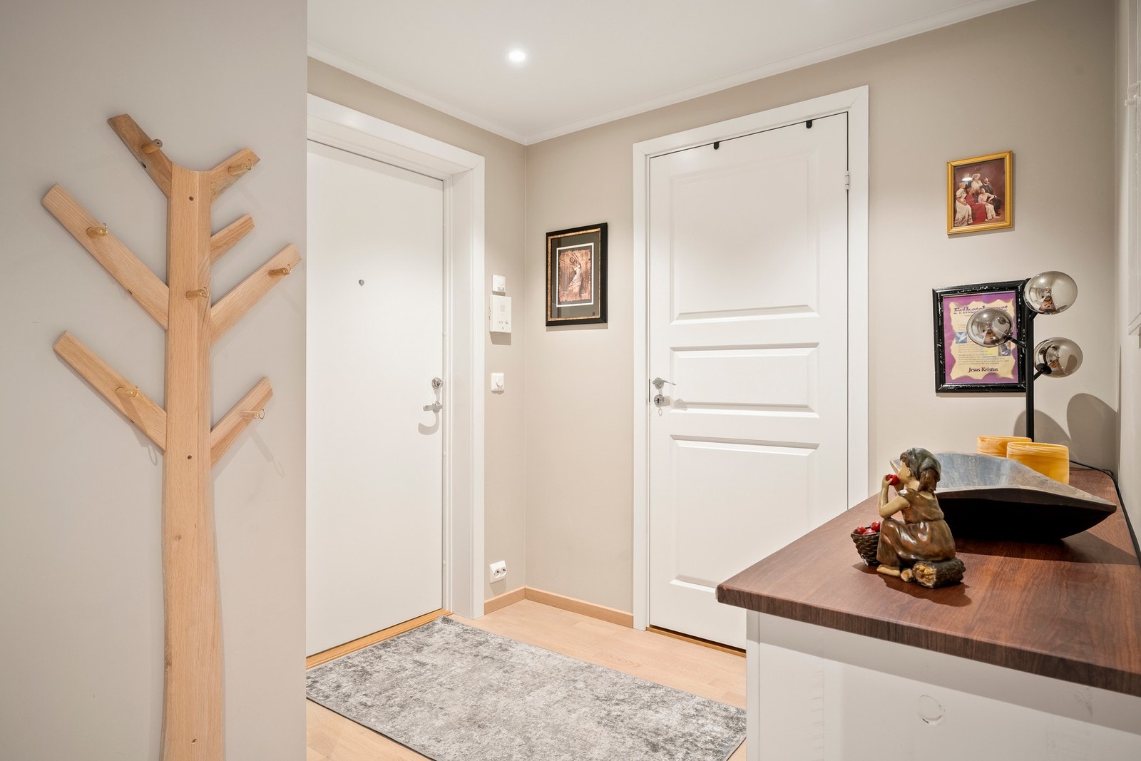 Flott entré med god plass til skohyller, knaggrekker og garderobeskap. Galleribilde