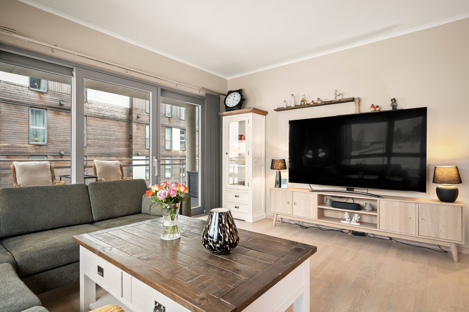 Stuens form gjør det enkelt å møblere med sofa, sofabord og mediemøblement. Galleribilde