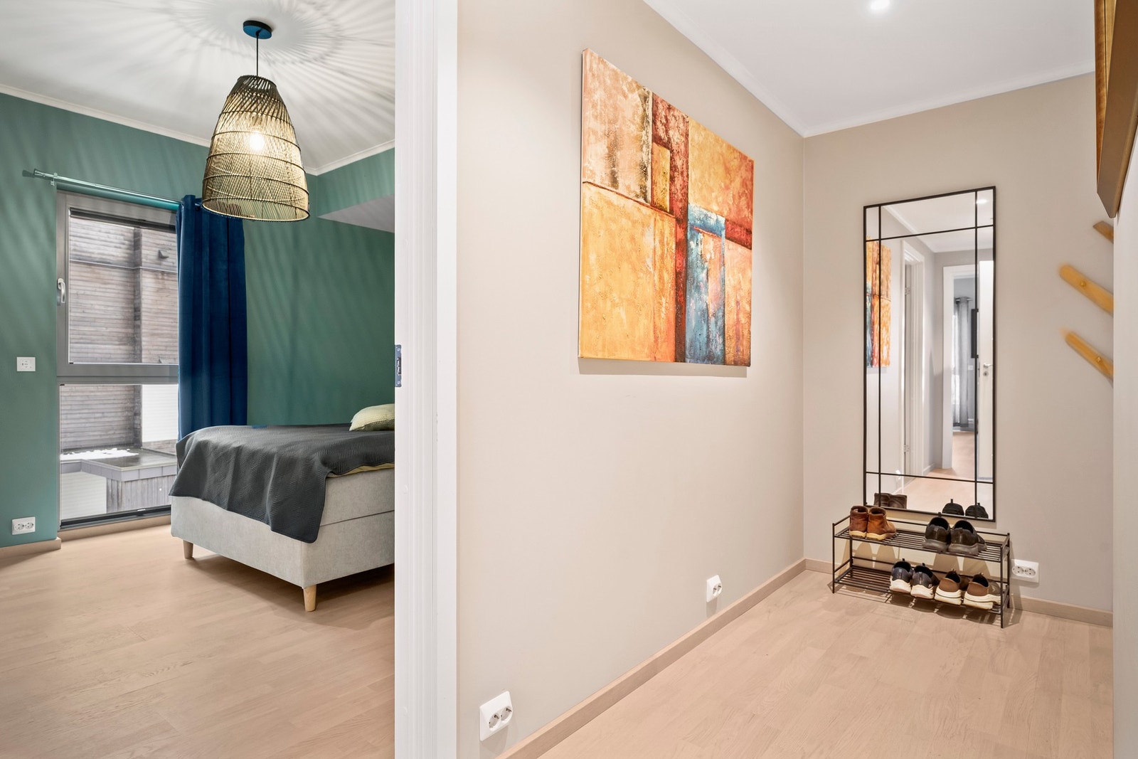 Romslig soverom med god plass til seng, nattbord og garderobeskap. Galleribilde