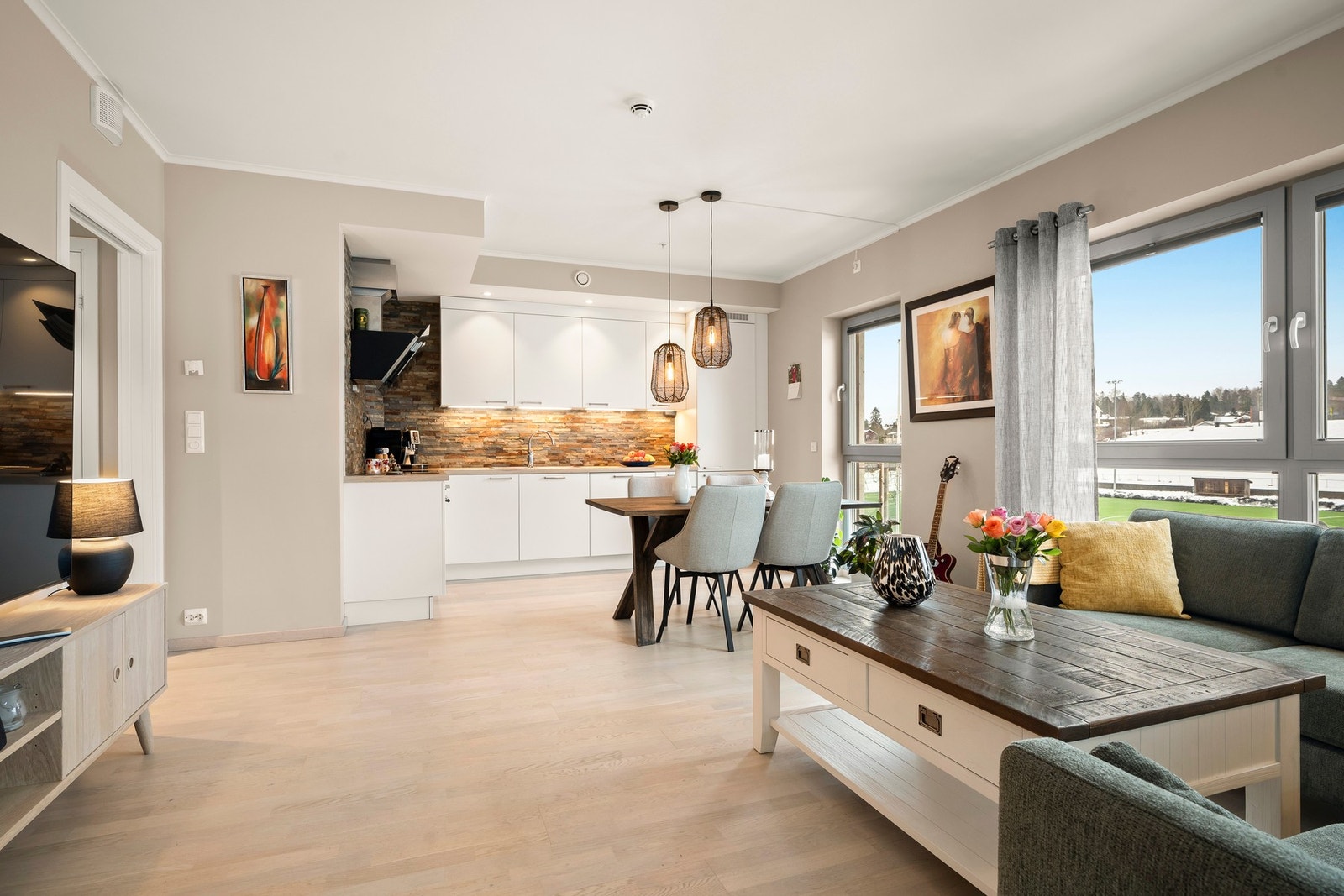 Lys og moderne 2-roms eierseksjon fra 2020 med attraktiv beliggenhet midt i Spydeberg sentrum. Galleribilde