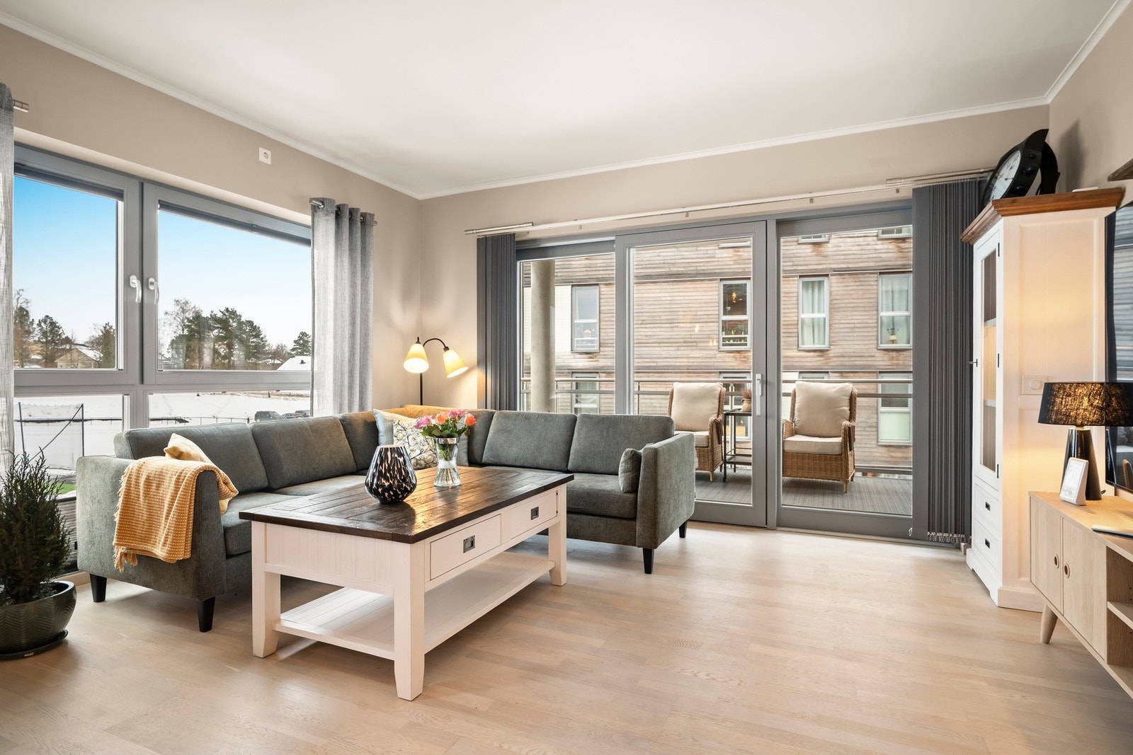 Lekker hvitlakkert eikeparkett på gulv. Galleribilde