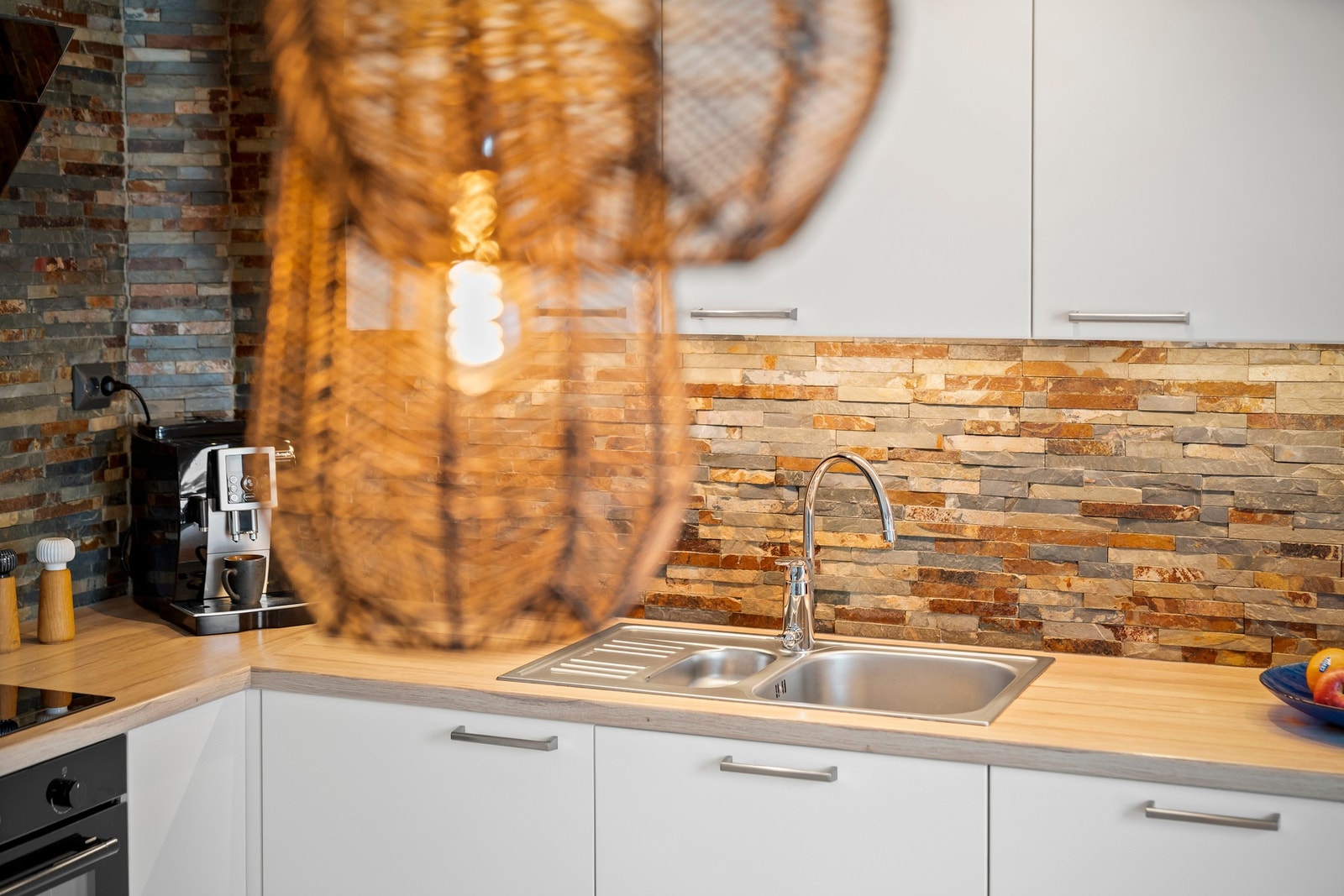 Fliser mellom benk og overskap, Galleribilde