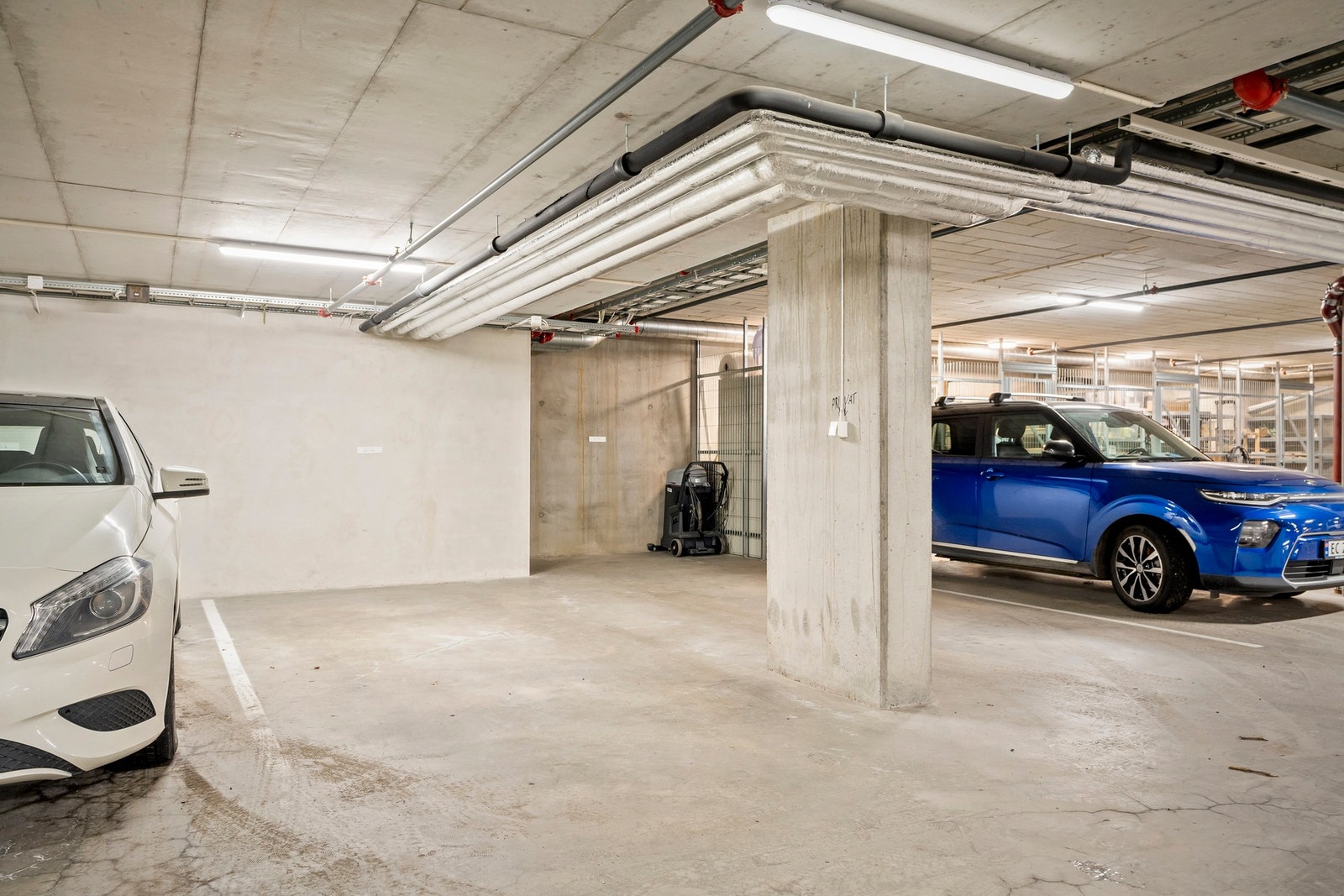 Medfølgende garasjeplass i felles oppvarmet garasjeanlegg i kjeller. Det er heis opp til leilighetens etasje. Galleribilde