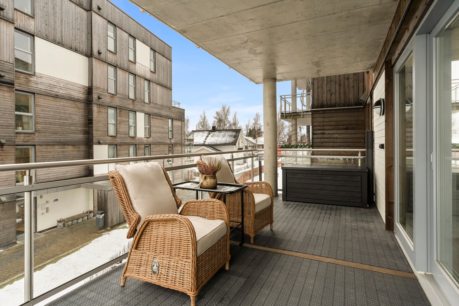 Balkongen er overbygget, noe som øker bruksverdien. Galleribilde