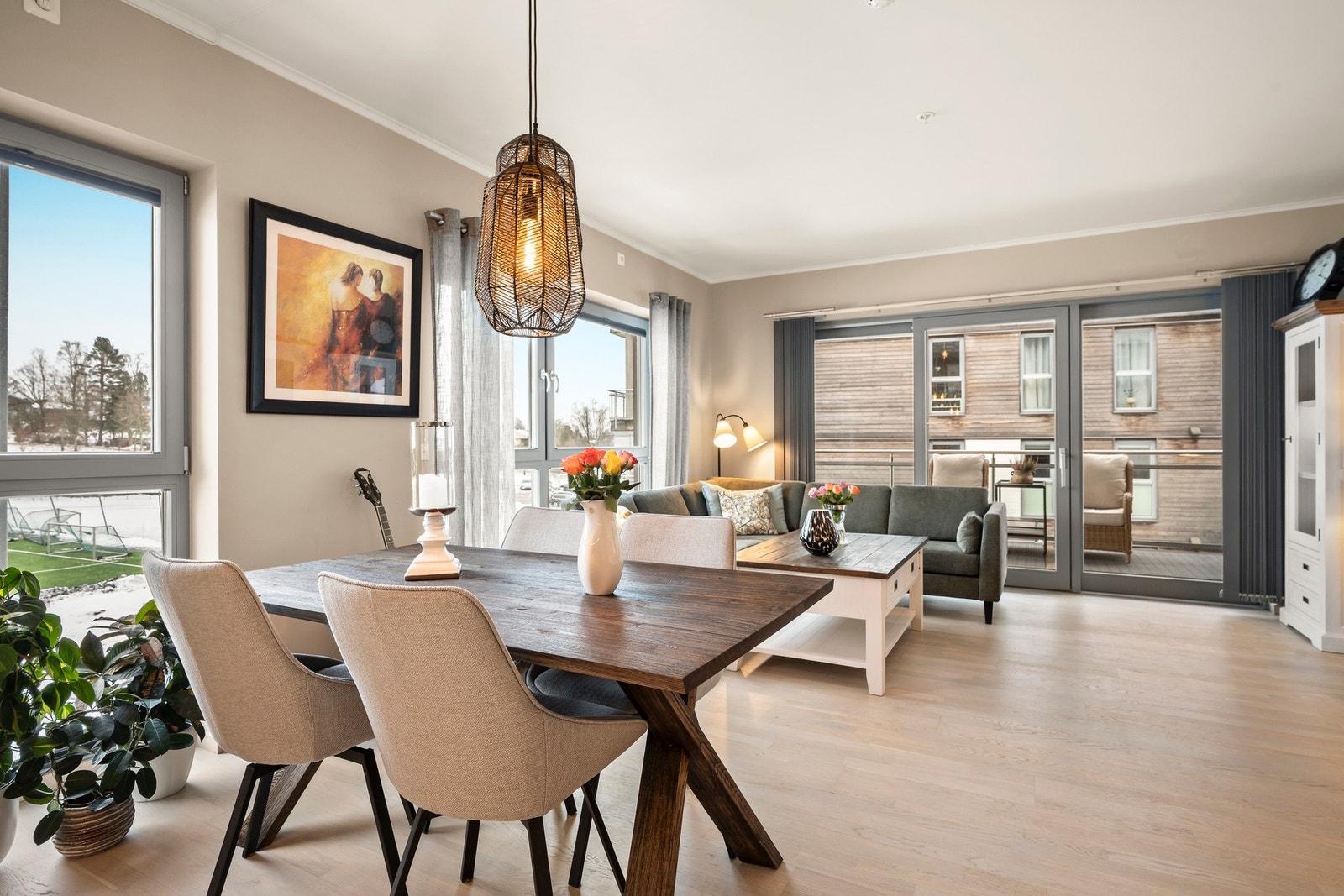 Særdeles lys og romslig stuedel i tidsriktige fargetoner. Galleribilde