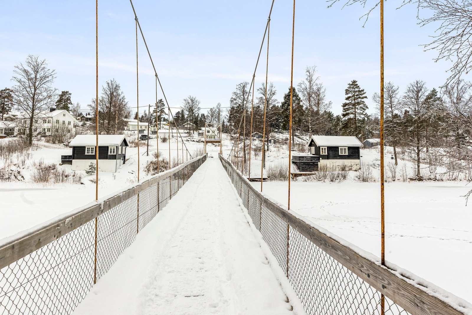 Hengebro over Nosa Galleribilde