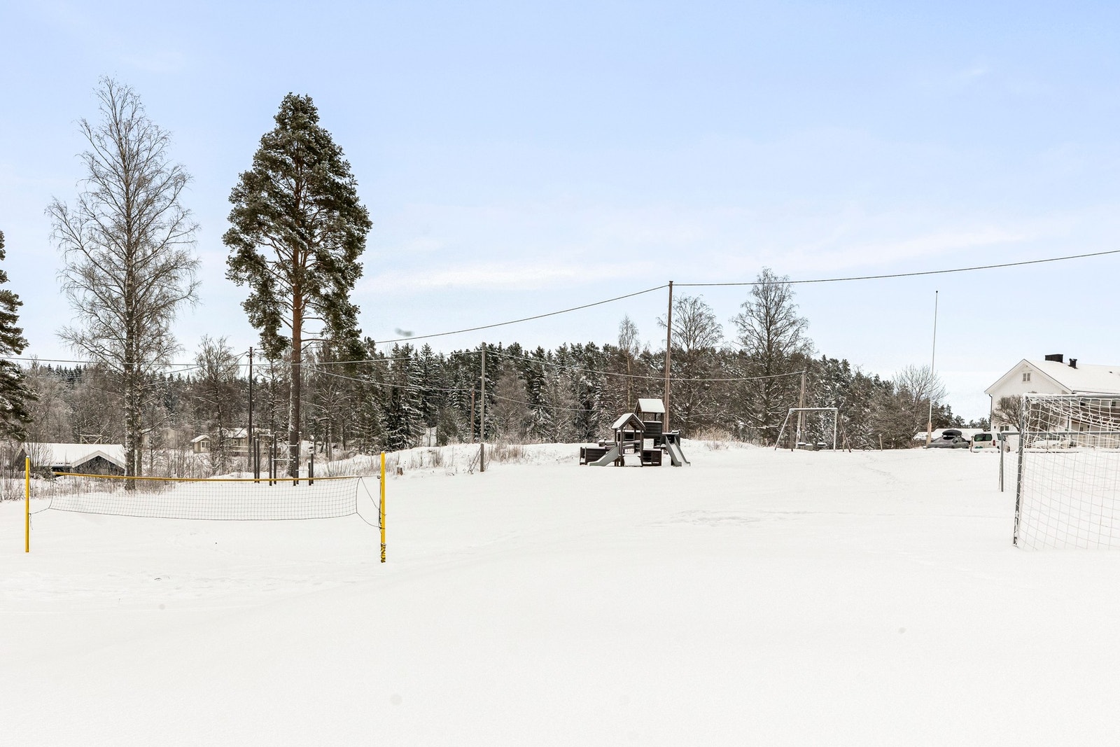 Her er det bl.a. fotballbane, sandvollballbane og lekeområde. Galleribilde