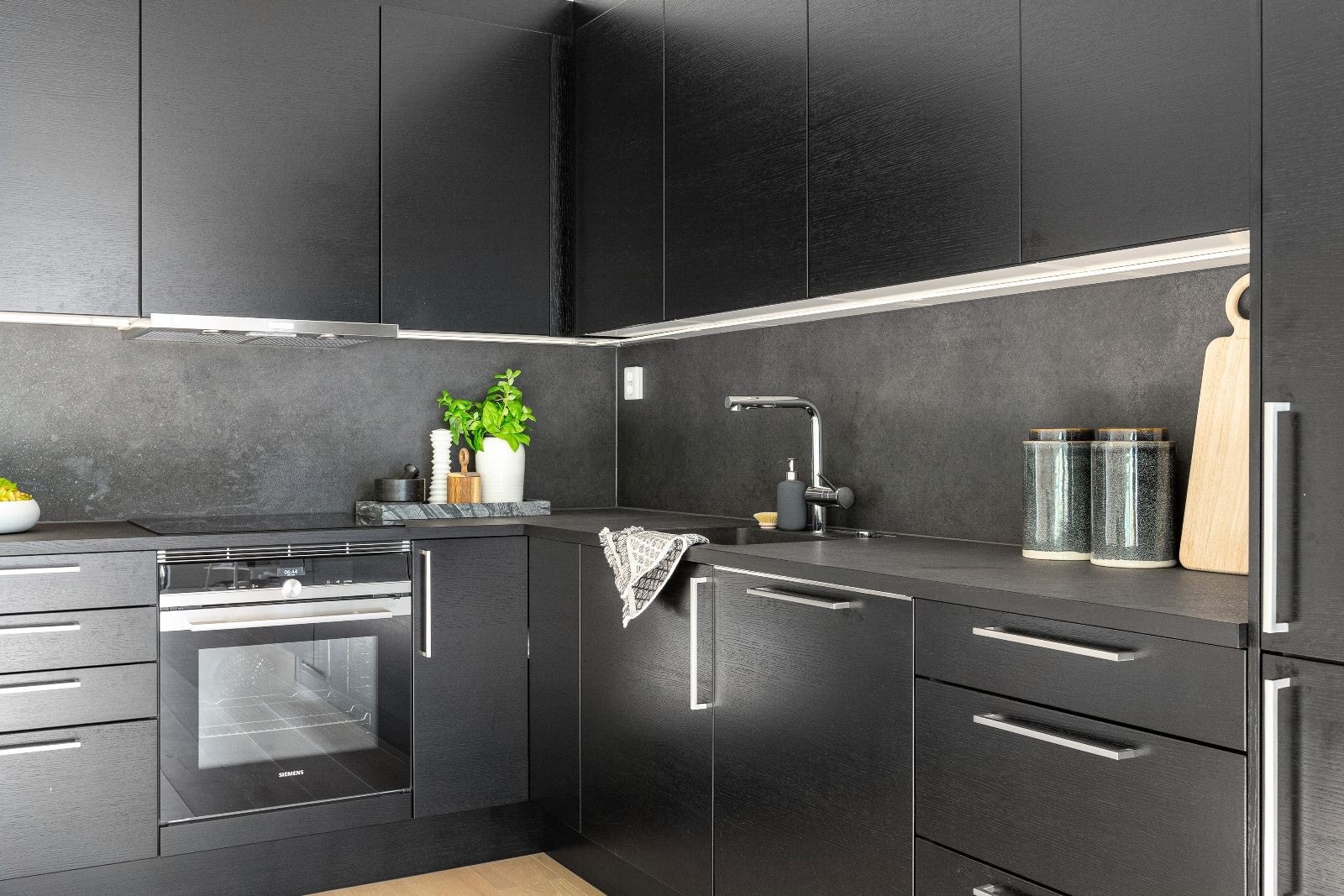 Delikat kjøkkeninredning fra Sigdal med integrerte hvitevarer Galleribilde