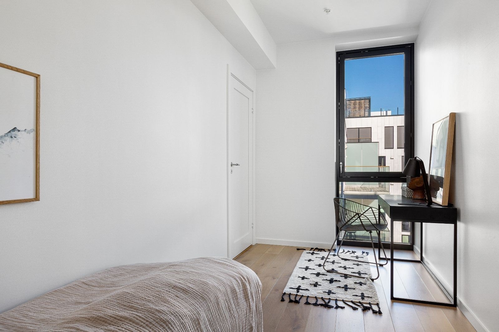 Soverom 2. Egen garderobe bak døren. Stort vindu med markise. Galleribilde