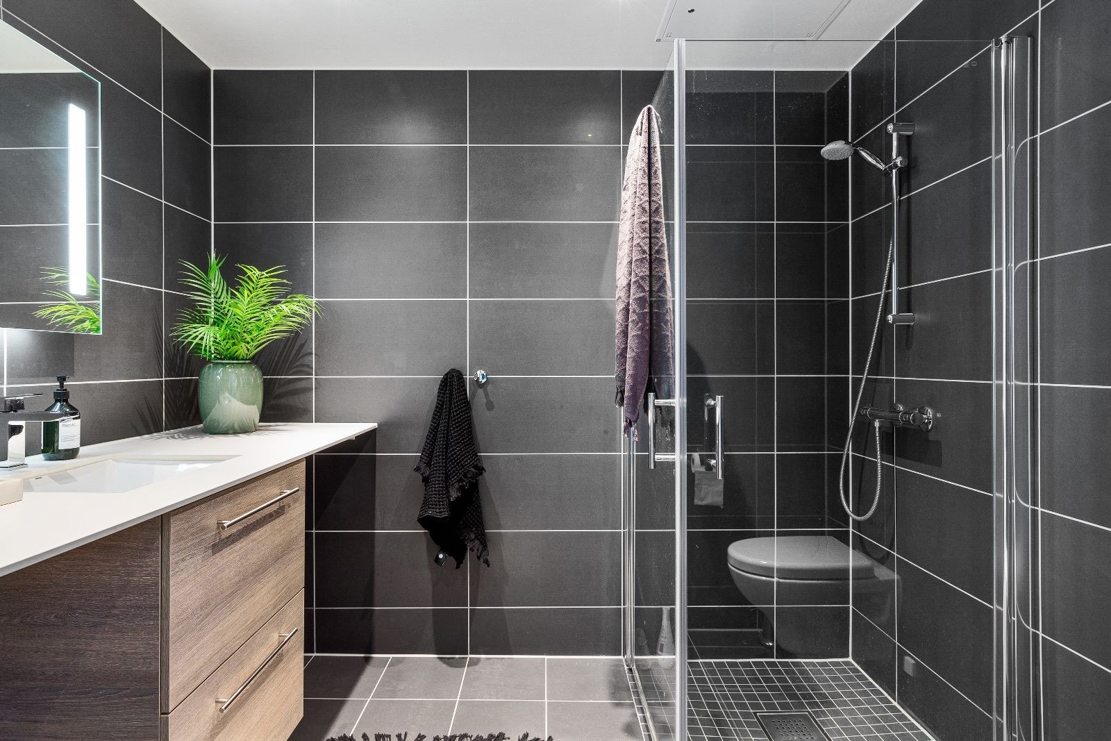 Plass til både vaskemaskin og tørketrommel under benk Galleribilde