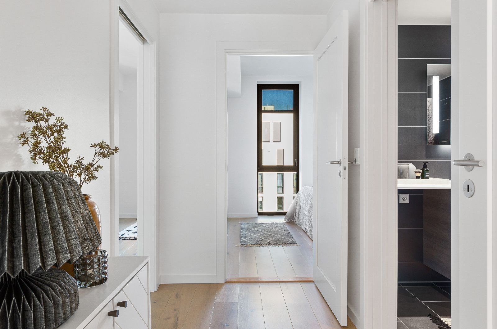 Mellomgang mellom soverom, bad og stue. Galleribilde