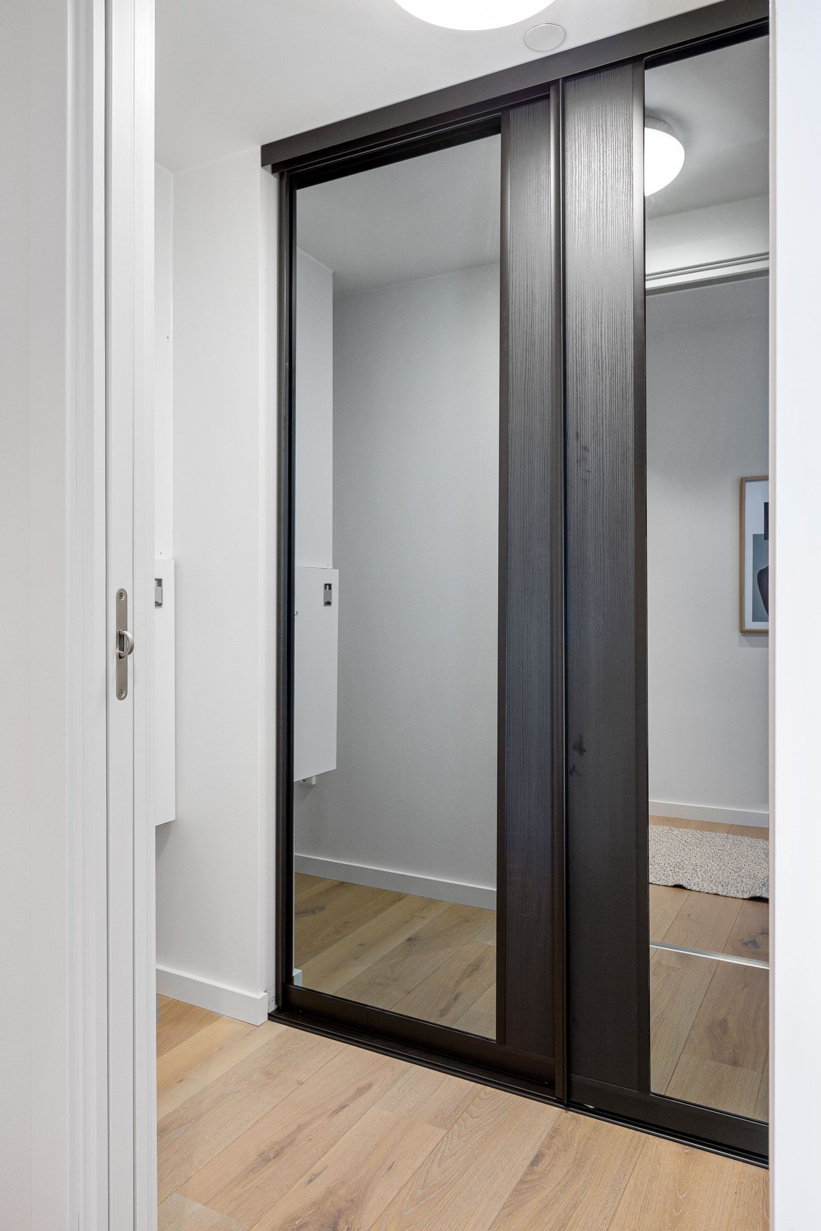 Garderobeskap med speil i boden Galleribilde