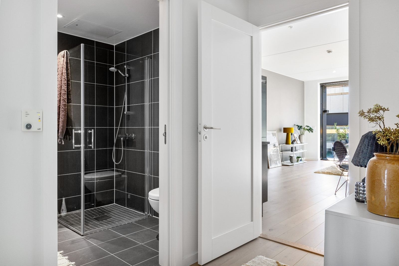 Mellomgang mot stue Galleribilde