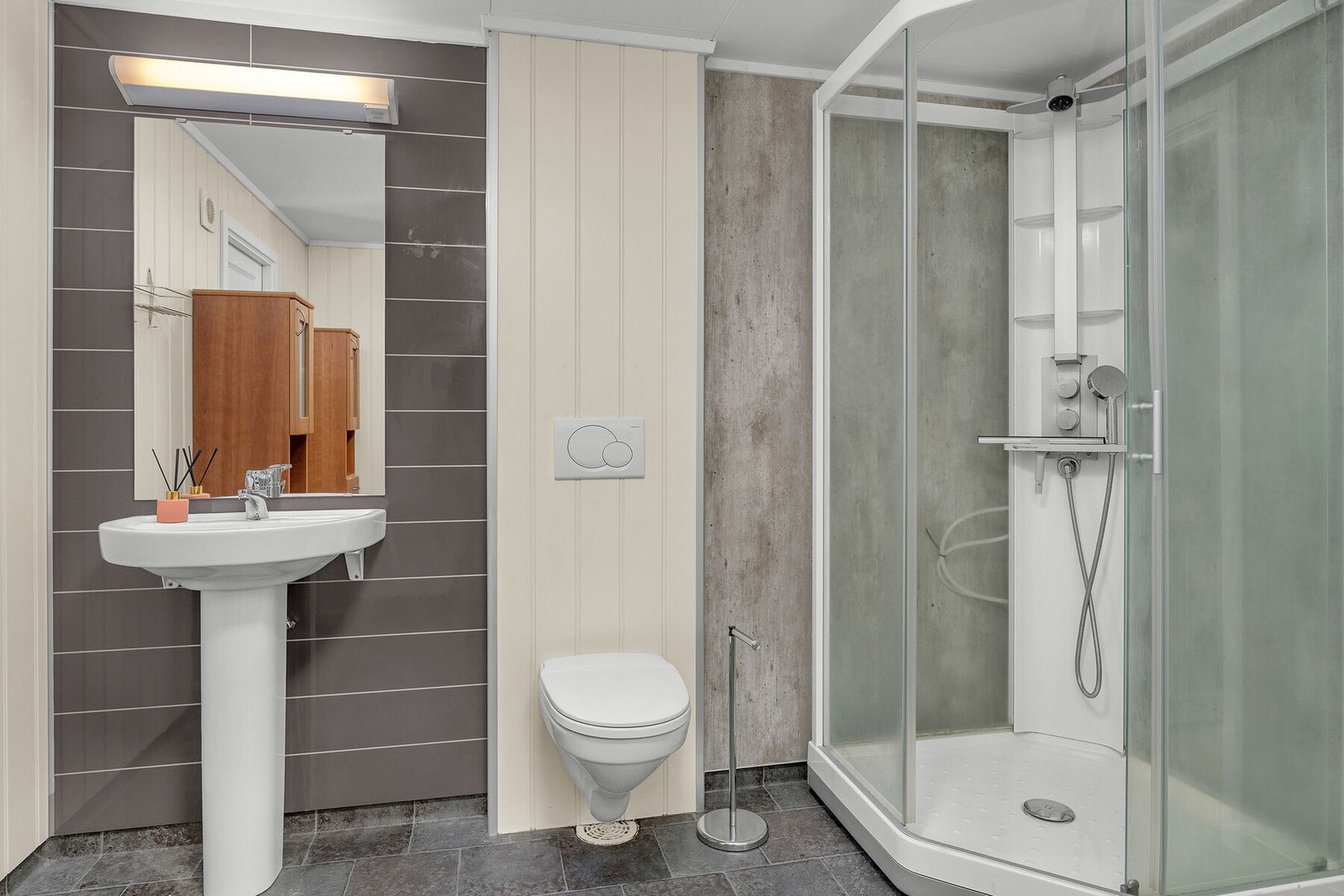 Våtrommet har servant, veggmontert toalett og dusjkabinett (ikke omsøkt). Galleribilde