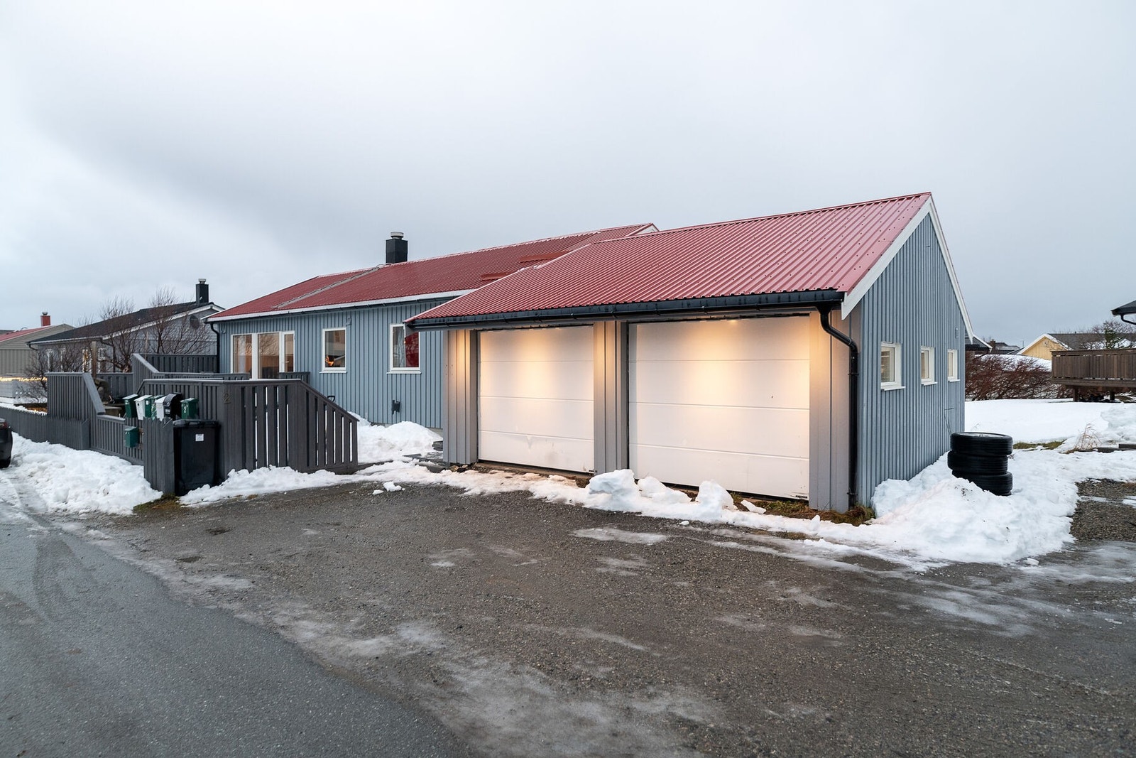 Gode parkeringsmuligheter får du i dobbelgarasjen fra 2018 og for øvrig på gruset gårdsplass. Galleribilde