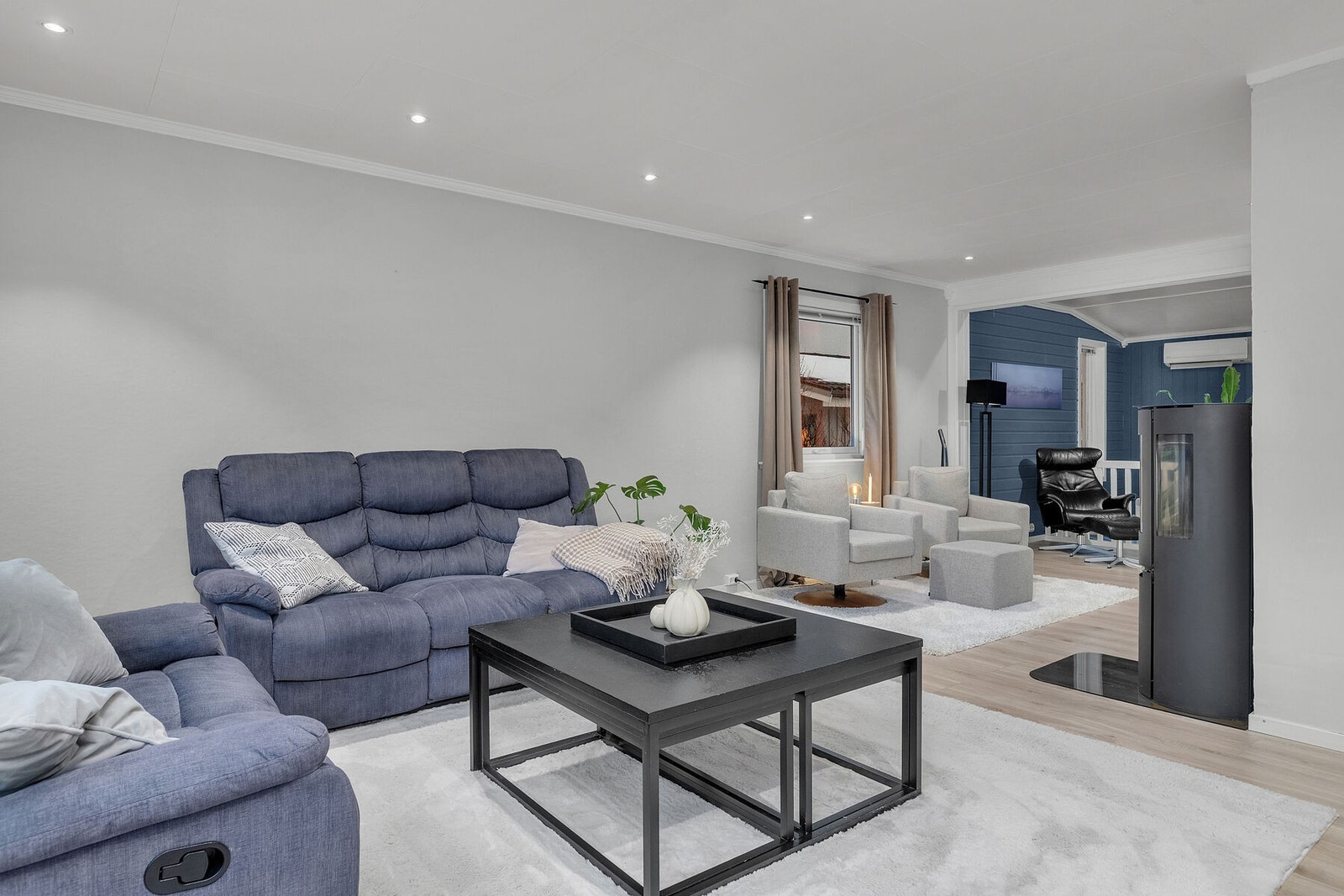 Boligen oppvarmes med vedfyring, varmepumpe og elektrisitet. Ny peis ble installert i 2020. Galleribilde