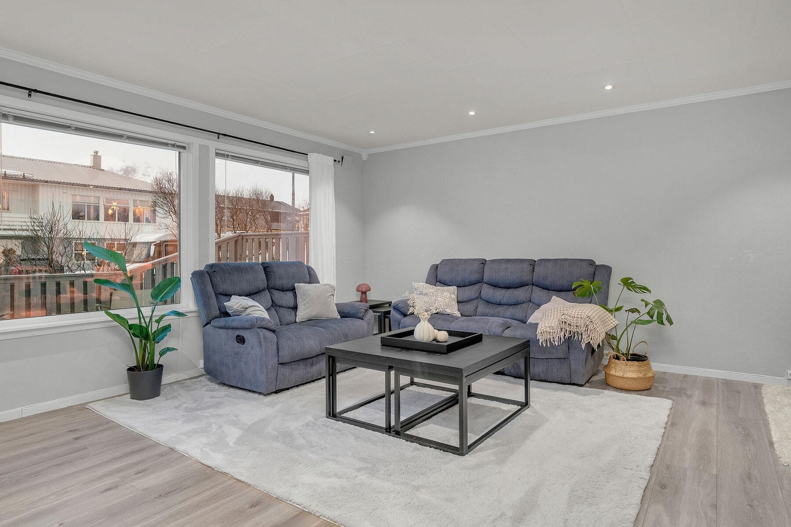 Stuen har tidløse og nøytrale overflater som gjør det enkelt å innrede til enhver stil. Pen innebelysning med spotter i tak. Galleribilde