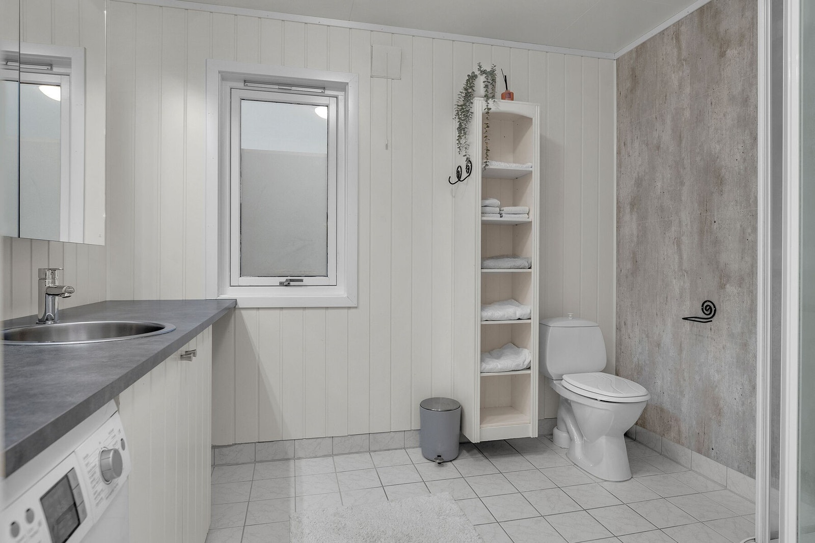 Bad/vaskerom i 1. etasje er fra byggeår, og senere delvis oppgradert i 2018 ifølge selger. Galleribilde