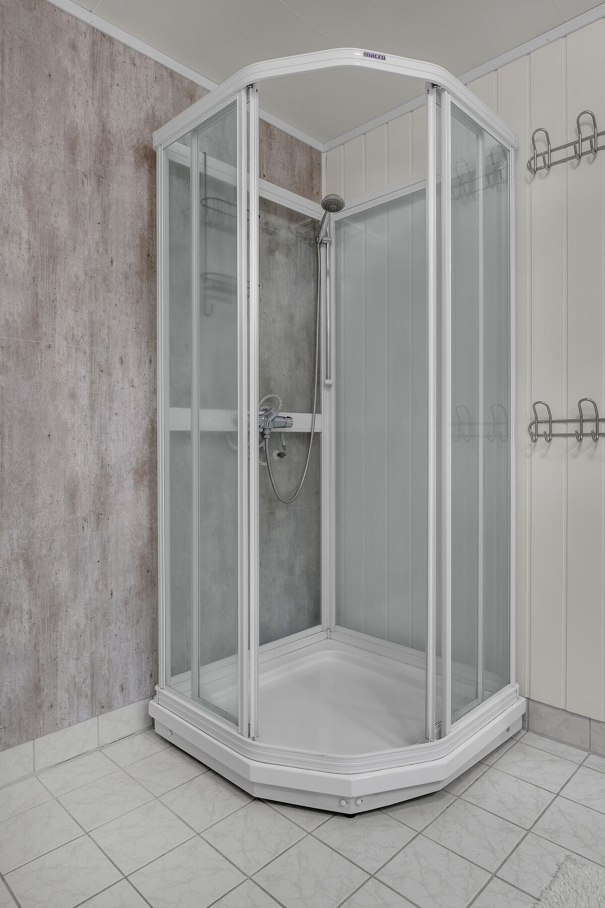 Våtrommet er utført med fliser på gulv med elektriske varmekabler, delvis våtromsplater på veggene og delvis malte plater. Galleribilde