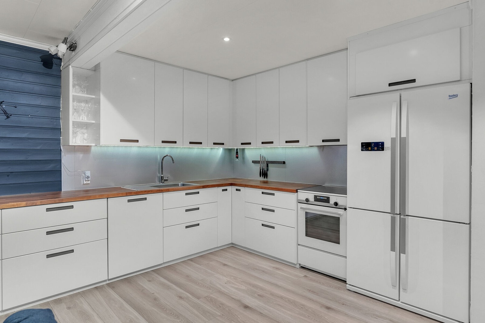 Plass for frittstående komfyr, samt kjøle/fryseskap. Integrert oppvaskmaskin. Galleribilde