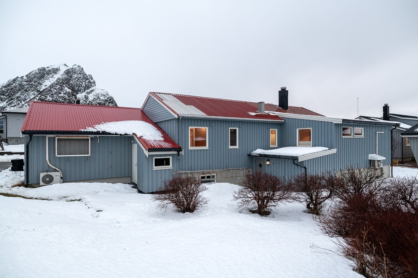 Dette er en trivelig enebolig med romslig og praktisk planløsning over to plan. Galleribilde