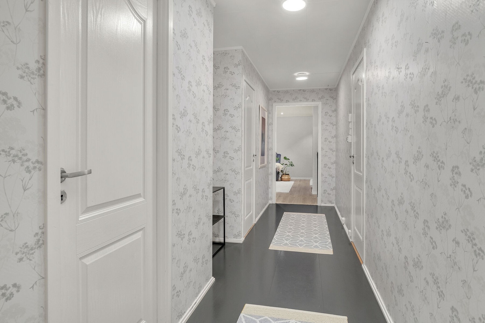 Gang med adkomst til to soverom, bad, bod og stue/kjøkken. Galleribilde