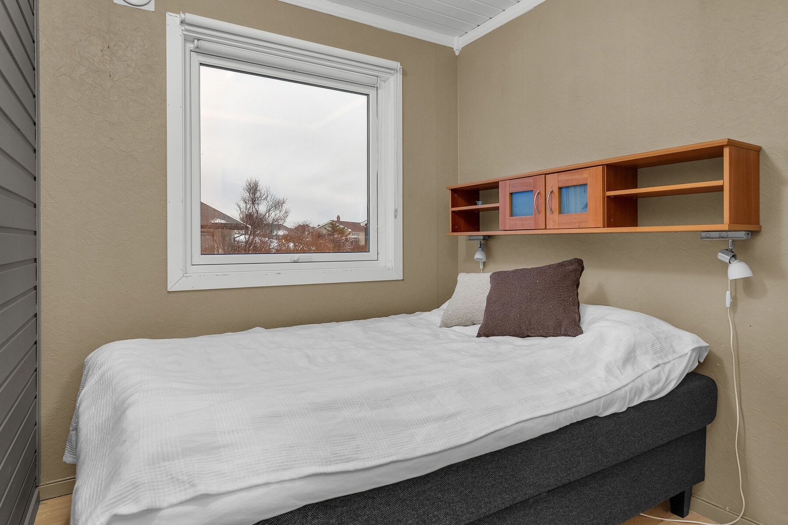 Soverom 3 med adkomst fra entré. Soverommet er opprinnelig en bod, bruksendring er ikke omsøkt. Galleribilde