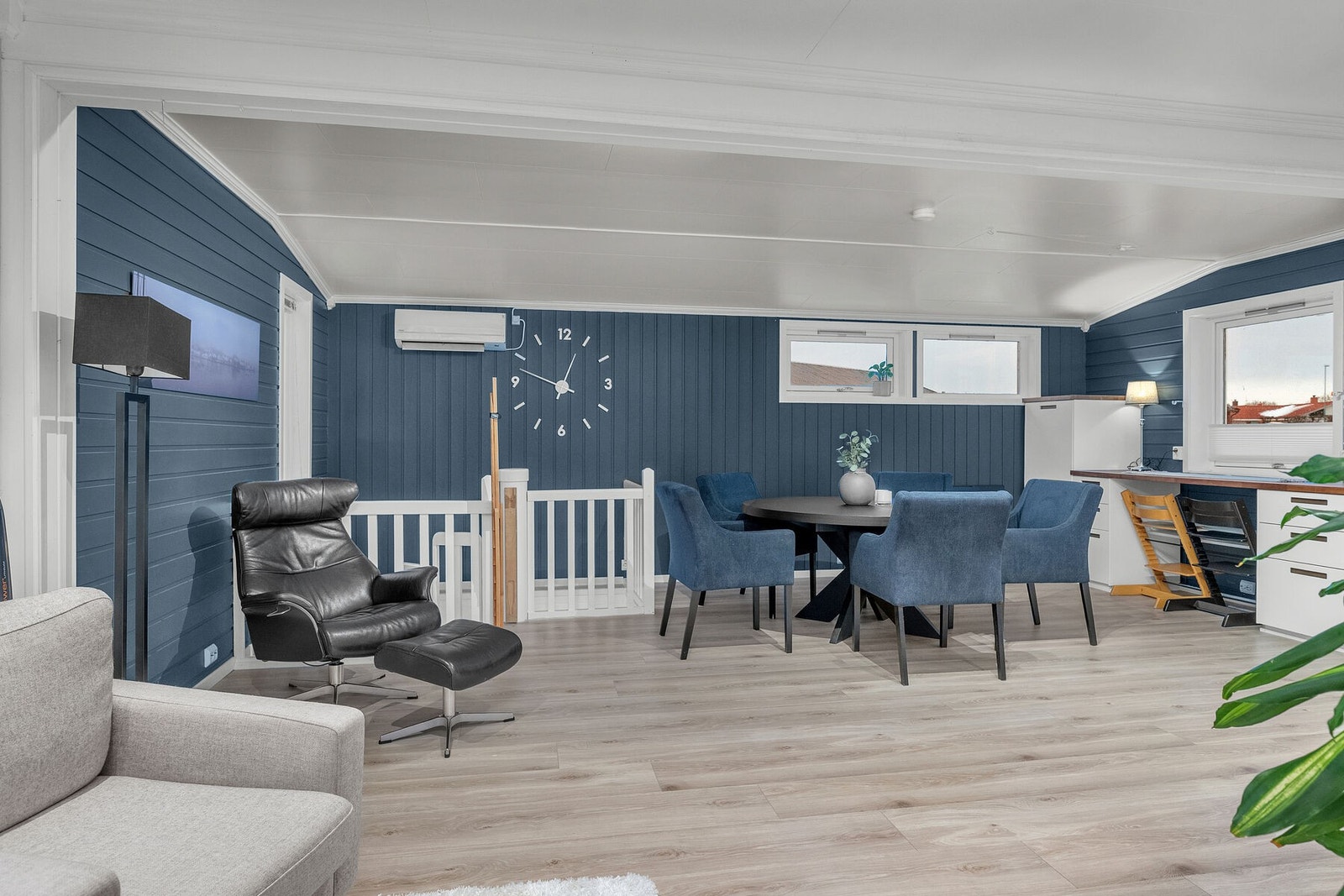 Stue og kjøkken er utvidet etter byggeår, og fremstår som meget romslig. Tilbygget fra 2002 er ikke omsøkt. Galleribilde