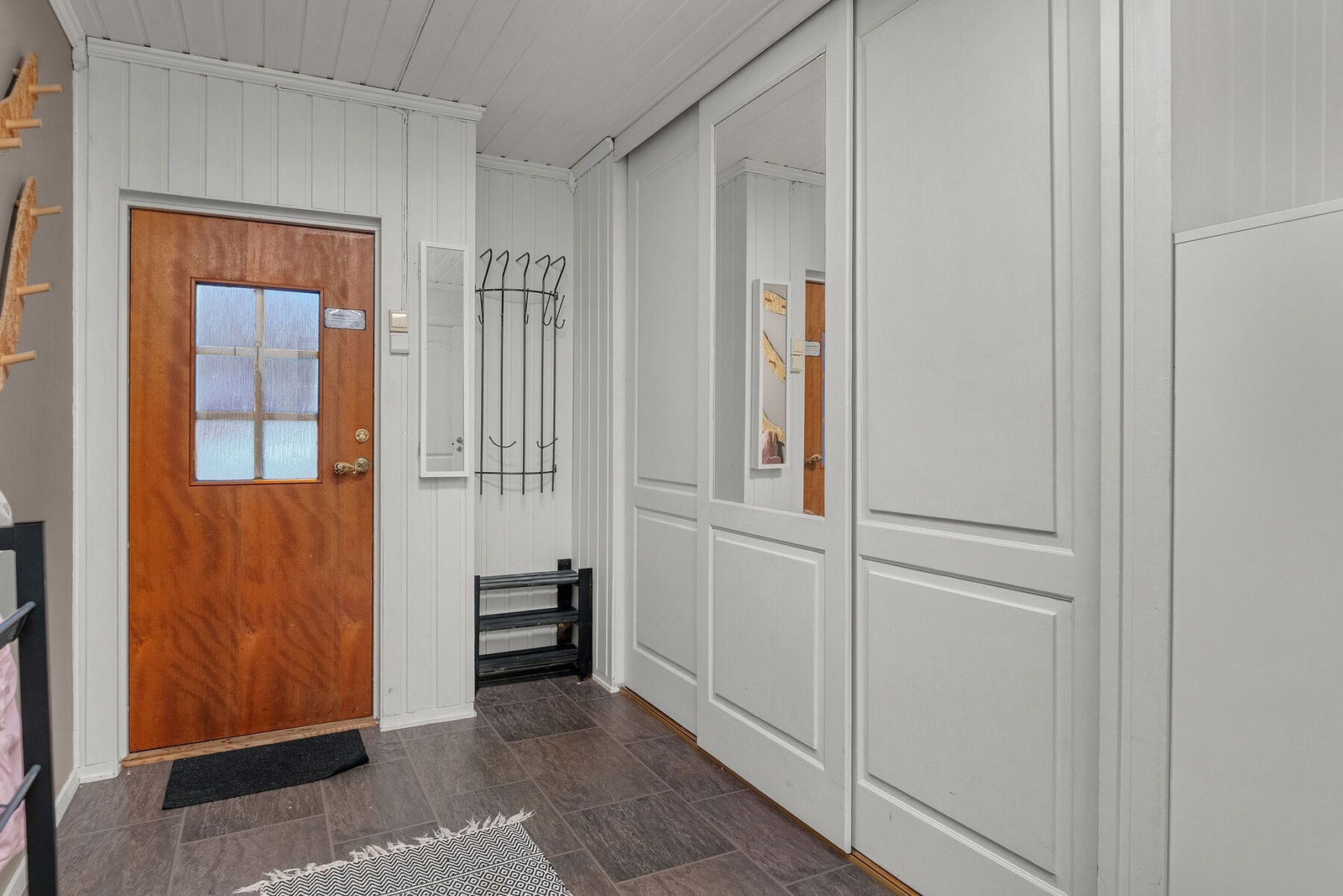 Entréen er innredet med en funksjonell garderobeløsning som rommer det meste av yttertøy. Galleribilde
