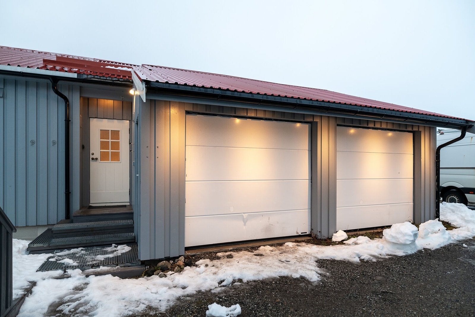 Romslig dobbelgarasje fra 2018 med parkering for to biler, i tillegg til gårdsplass. Galleribilde