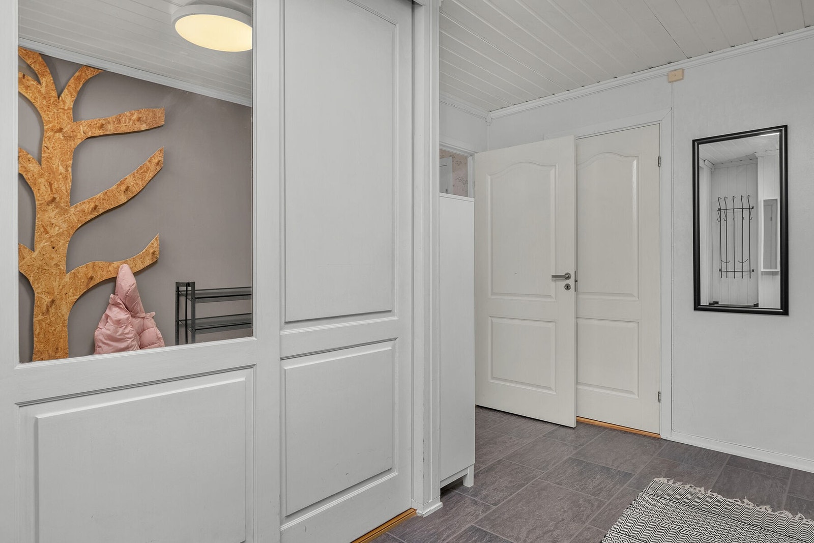 Fra entréen er det adkomst til soverom og gang. Galleribilde