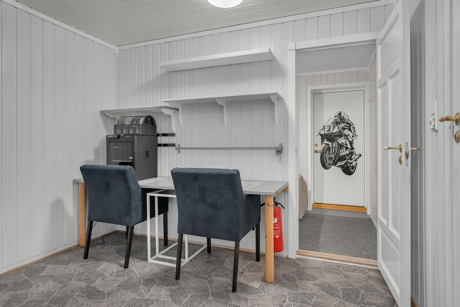 Trappegangen leder til disponibelt rom, samt et disponibelt rom/kjellerstue. Galleribilde